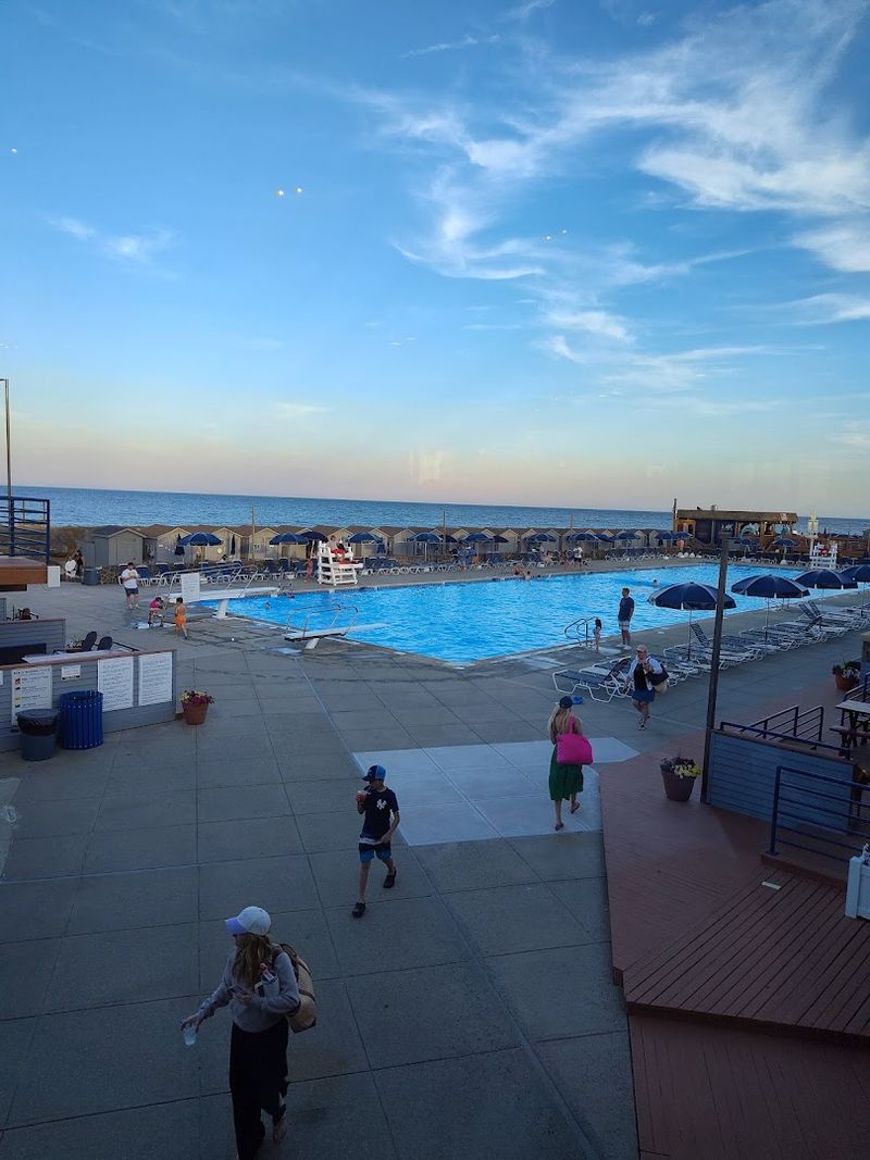 Waterfront Views That Make the Meal Feel Special Waterfront Views That Make the Meal Feel Special