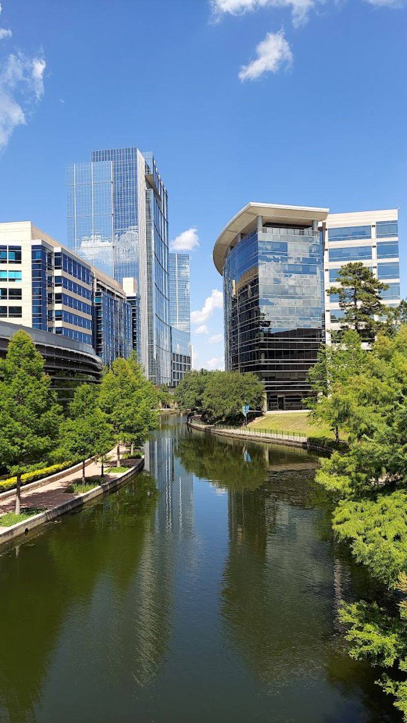 Waterway Square Creates a Lakeside Lifestyle Experience Waterway Square Creates a Lakeside Lifestyle Experience