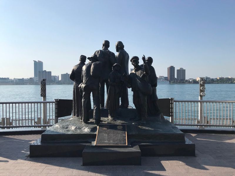 Where the Detroit Riverwalk Begins to Shine Where the Detroit Riverwalk Begins to Shine