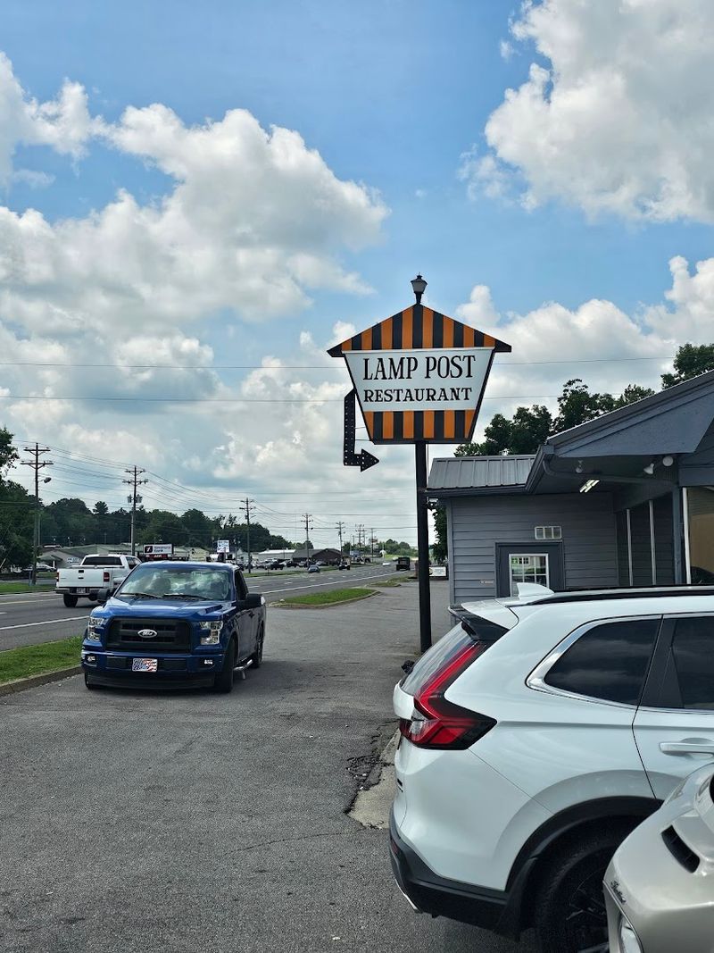 Why Roadside Spots Like This Still Matter in Tennessee