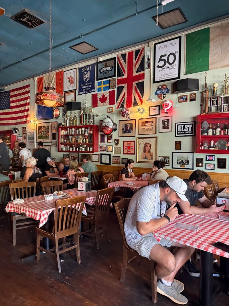 Why This Classic Pizza Parlor Belongs On Your Tennessee Food Bucket List Why This Classic Pizza Parlor Belongs On Your Tennessee Food Bucket List