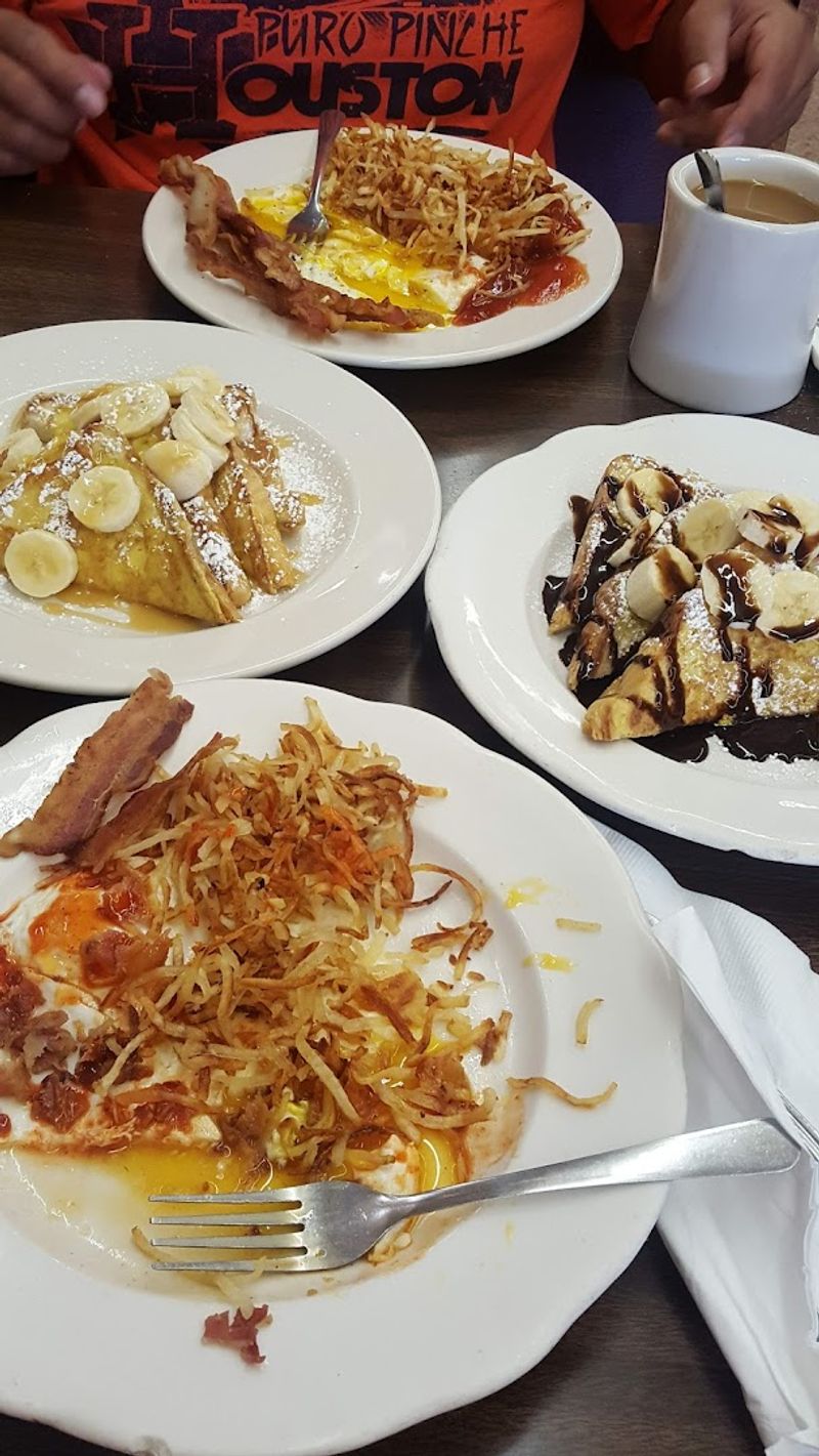 Time-Travel Breakfast Plates That Won't Break the Bank