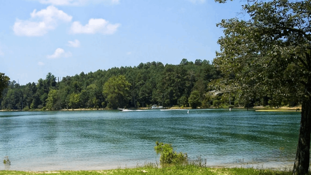 You Can Camp Right By The Water At This Beautiful Tennessee Lake Campground