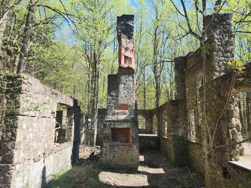 Cornish Estate Trail / Northgate Ruins (Hudson Highlands State Park, Cold Spring)