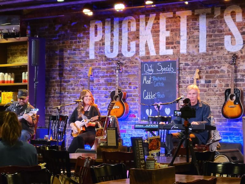 Live Music That Makes Breakfast Feel Like a Celebration Live Music That Makes Breakfast Feel Like a Celebration