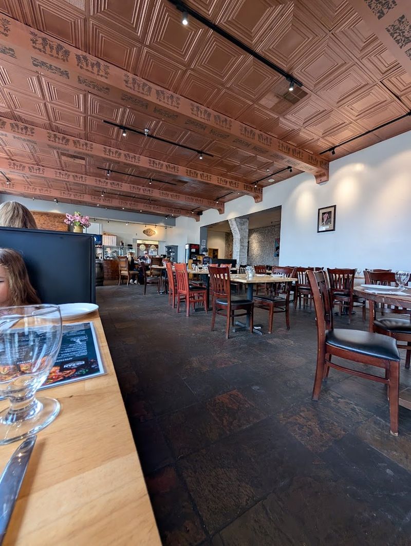 Service That Balances Attentiveness With Letting You Enjoy Your Meal Service That Balances Attentiveness With Letting You Enjoy Your Meal
