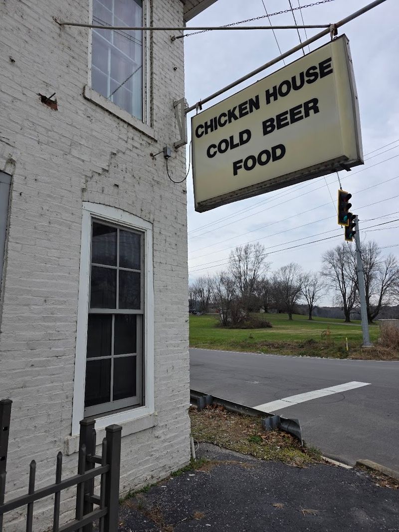 A Backroad Stop That Instantly Raises Expectations