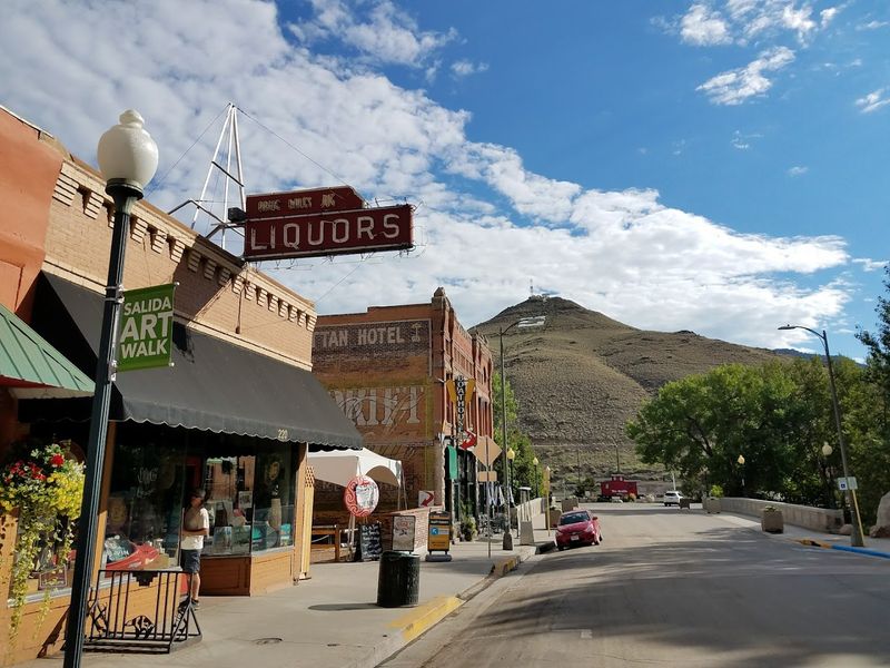 A Mountain-Framed Main Street That Grabs You Fast A Mountain-Framed Main Street That Grabs You Fast