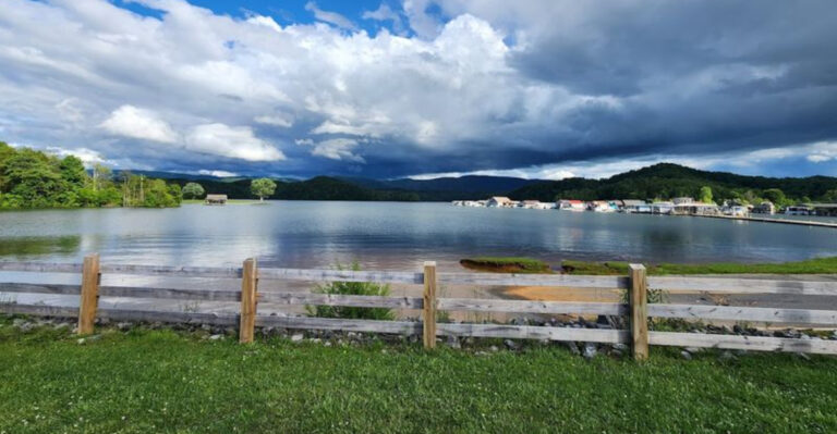 Locals Hope Tourists Never Discover This Stunning Tennessee Lake With Crystal-Clear Water