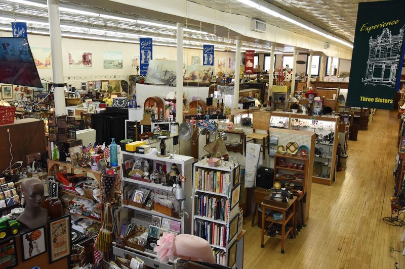 Three Sisters Antique Mall (Blue Island) Three Sisters Antique Mall (Blue Island)