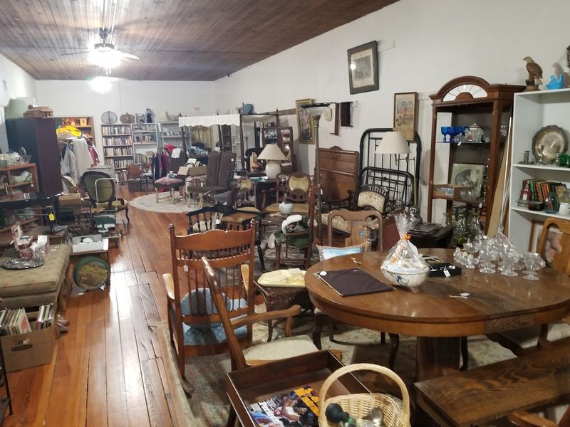 Sweetwater Antiques & Interiors – Sweetwater
