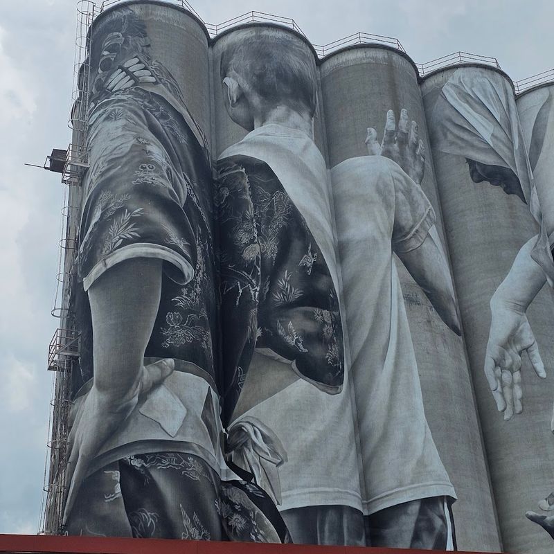 How the Main Mural Wraps a Whole Community Into One Image How the Main Mural Wraps a Whole Community Into One Image