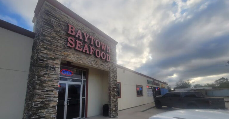 People Can’t Stop Talking About The Endless Crab Legs At This Texas Seafood Restaurant