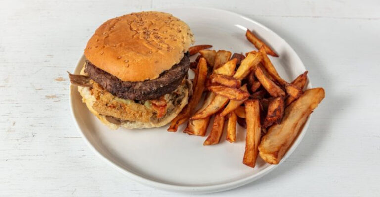 People Drive Across New Jersey To Try The Enormous Burger At This Classic Diner