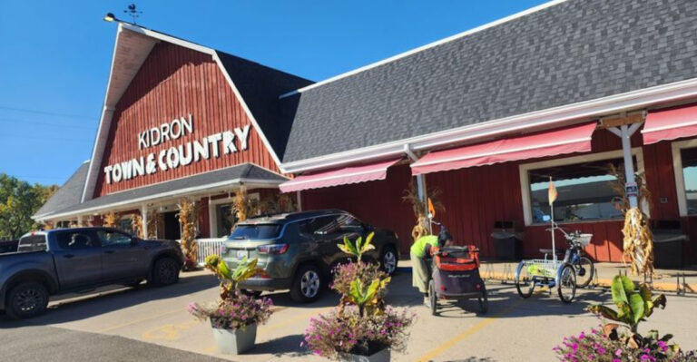 People Travel Across Ohio To Dine At This Middle-Of-Nowhere General Store