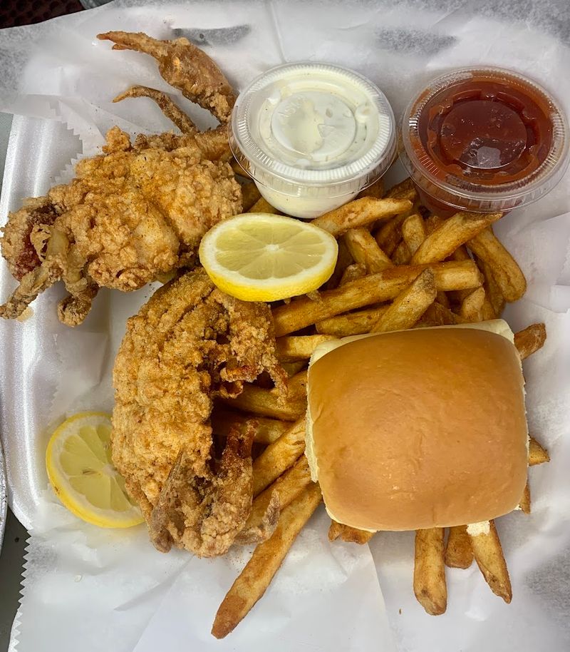 In Maryland, the Seasoning and Seafood Have to Carry the Weight