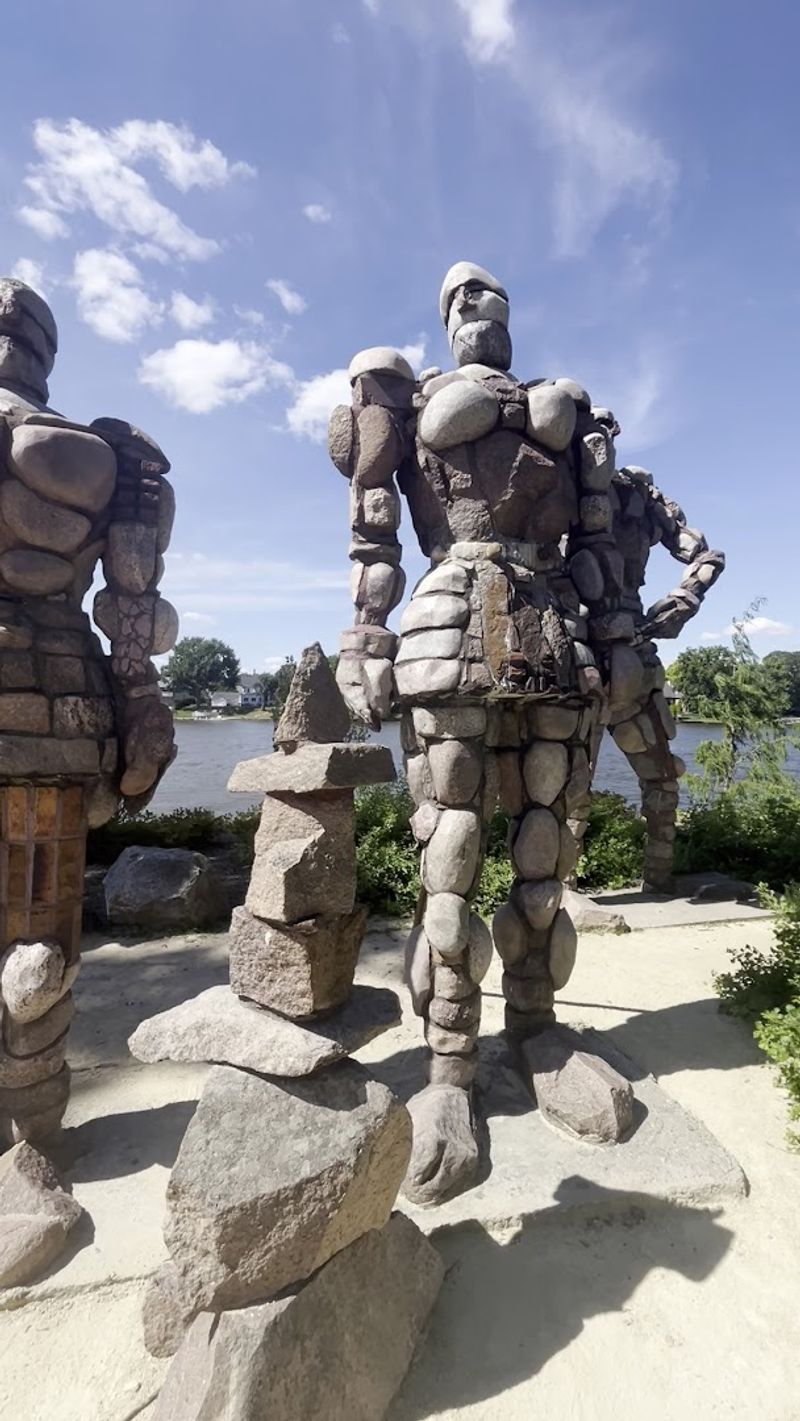 How Four Boulder Figures Command the Scene How Four Boulder Figures Command the Scene