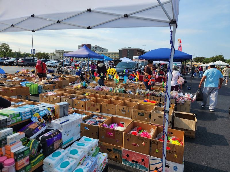 Wolff’s Flea Market (Rosemont) Wolff’s Flea Market (Rosemont)