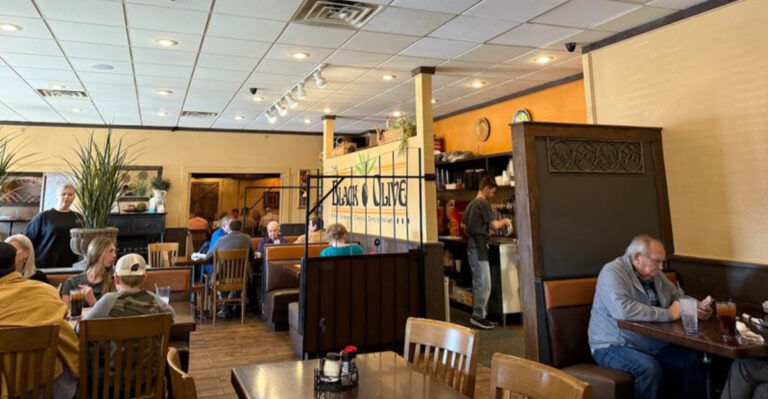 The Chicken Parmesan At This Tennessee Restaurant Keeps Guests Coming Back