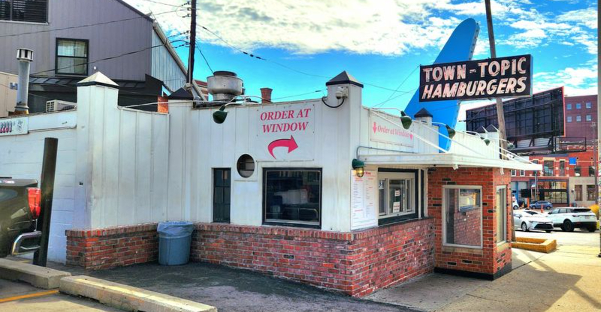 The No-Frills Missouri Burger Stand That’s Drawing Fans From Across the Midwest