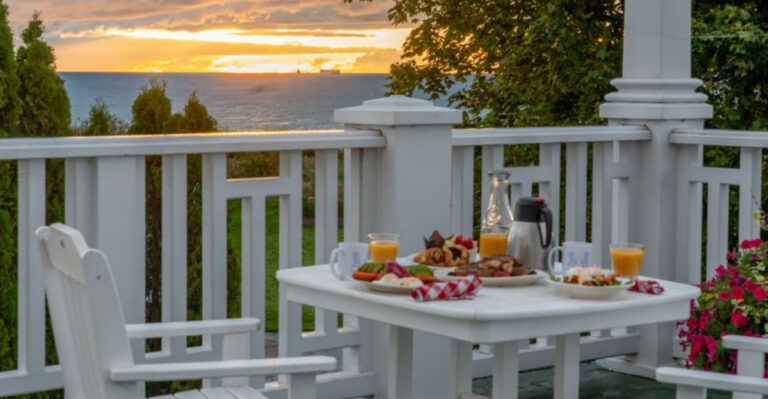 These 11 Michigan Lakefront Restaurants Turn Dinner Into A Mini Getaway