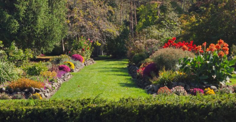 This 77-Acre Ohio Garden Feels Like A Secret World Of Flowers And Nature