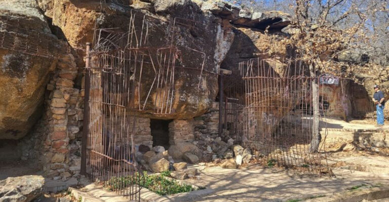 This Crumbling Texas Zoo Closed Nearly 90 Years Ago — But You Can Still Walk Through It