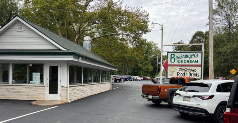 This Drive-In In Pennsylvania Serves Burgers, Fries, And Ice Cream With A Dash Of Nostalgia