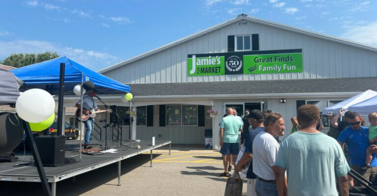 This Giant Ohio Market Turns Every Aisle Into A New Treasure Hunt (Bargain Hunter’s Dream)
