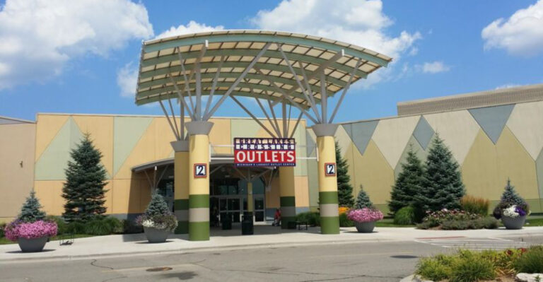 This Michigan Outlet Mall Packs Shopping, Fun, And Entertainment Into One Massive Loop