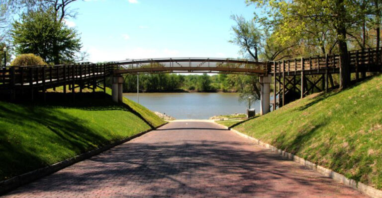 This Quiet Illinois River Town Makes the Perfect July Escape