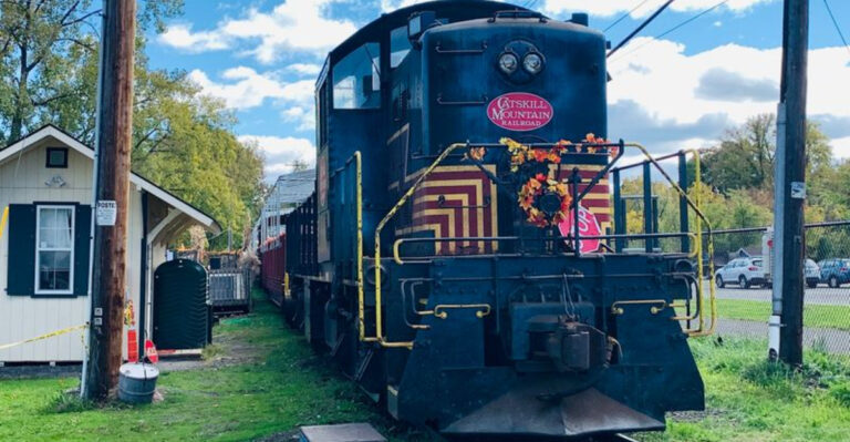 This Scenic New York Train Ride Feels Like a Postcard Come to Life