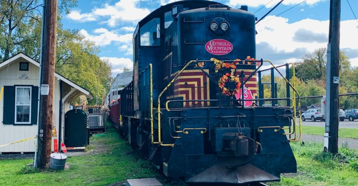 This Scenic New York Train Ride Feels Like a Postcard Come to Life