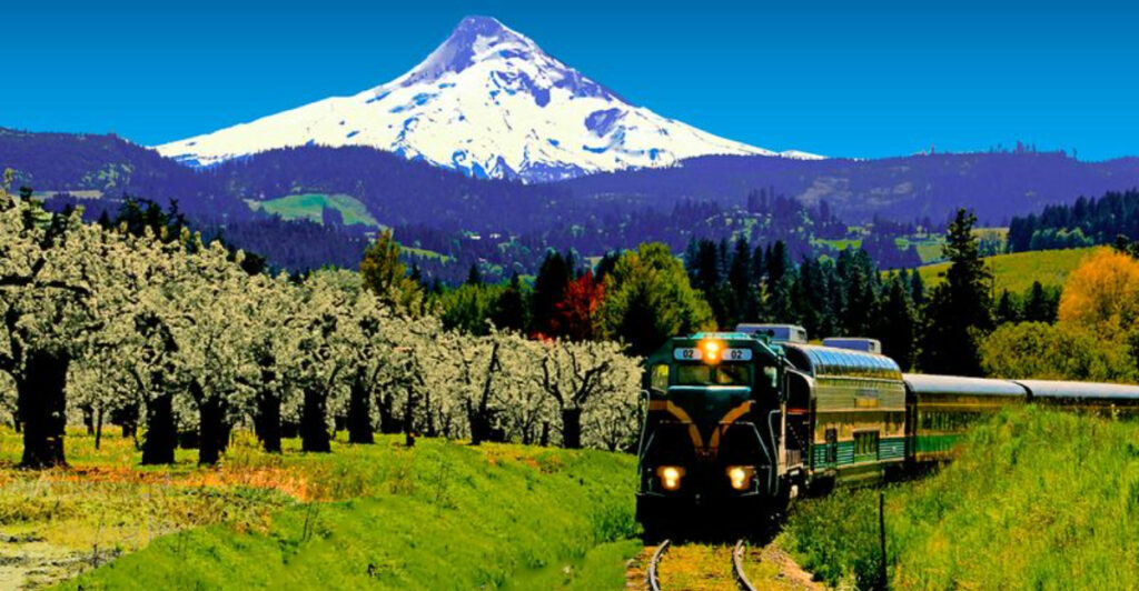 Travelers Can’t Stop Raving About This Stunning Oregon Train Ride