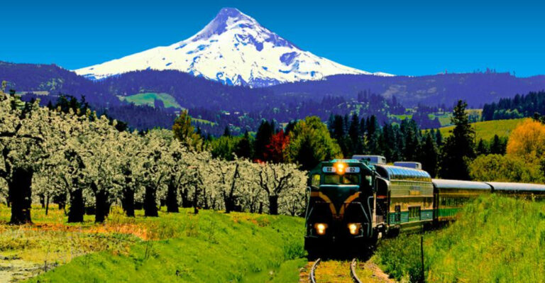 Travelers Can’t Stop Raving About This Stunning Oregon Train Ride