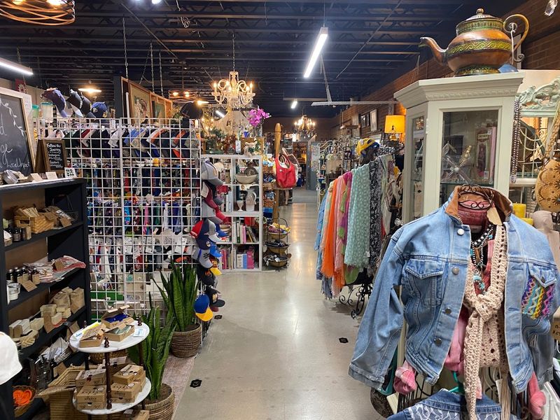 Where Vintage Sits Next to Handmade Without Looking Forced Where Vintage Sits Next to Handmade Without Looking Forced