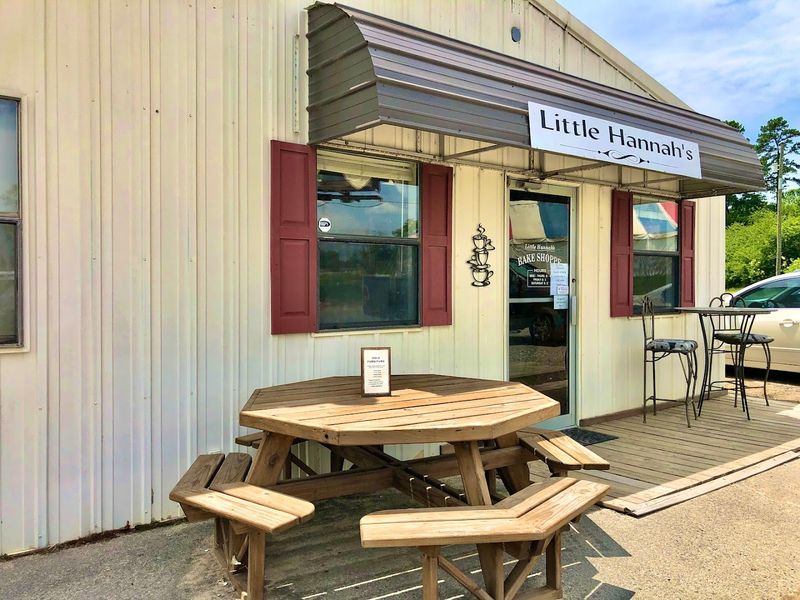A Roadside Stop That Refuses to Blend In A Roadside Stop That Refuses to Blend In