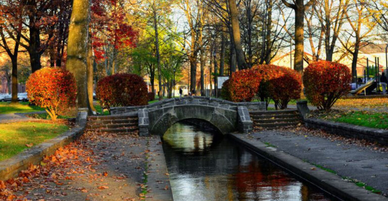 Wander Through A Charming Pennsylvania Town Filled With History, Parades, And Warm Pretzels
