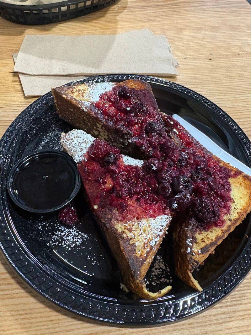 A French Toast Plate Built to Steal the Show A French Toast Plate Built to Steal the Show