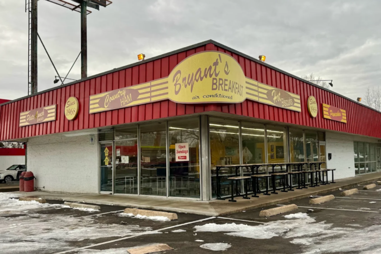 10 Tennessee Diners Where the 1960s Still Feel Deliciously Alive