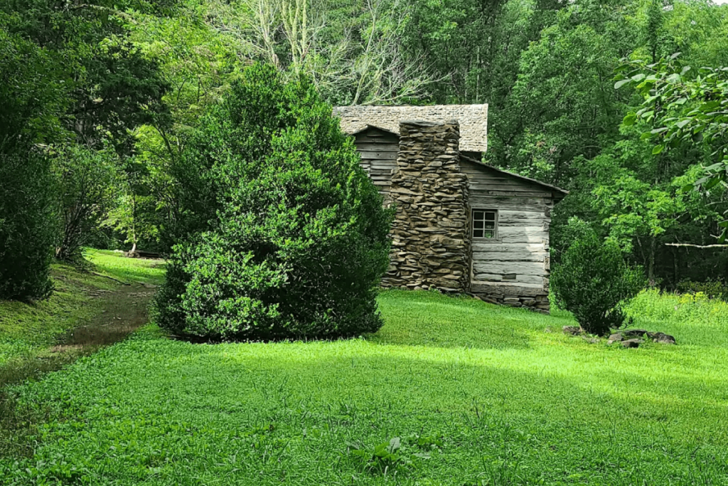 10 Tennessee Hikes That Lead to Forgotten Ruins, Old Relics, and Pieces of the Past