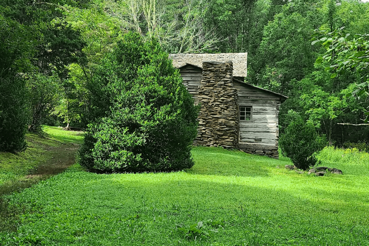10 Tennessee Hikes That Lead to Forgotten Ruins, Old Relics, and Pieces of the Past