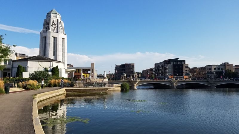 A Riverfront That Instantly Slows the Day Down A Riverfront That Instantly Slows the Day Down