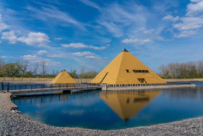Gold Pyramid House (Wadsworth)