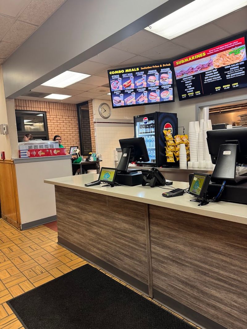 Inside Lemon Tree, Illinois Keeps It Casual Inside Lemon Tree, Illinois Keeps It Casual