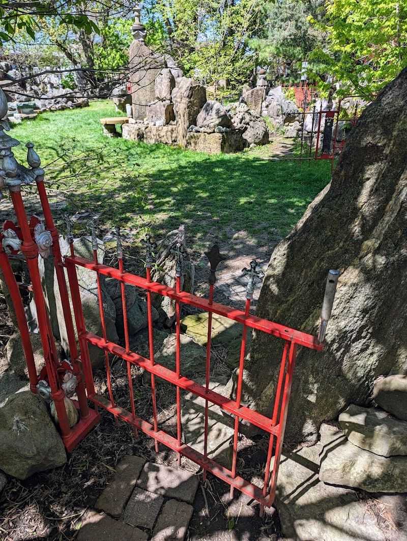 A Backyard Entrance That Turns Into Something Vast A Backyard Entrance That Turns Into Something Vast