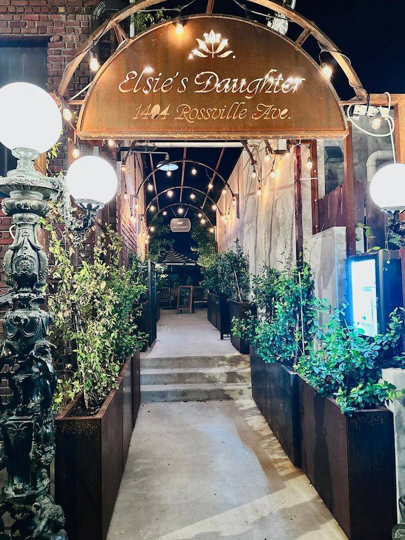 A Chattanooga Hideaway That Feels Warm Before You Even Sit Down A Chattanooga Hideaway That Feels Warm Before You Even Sit Down