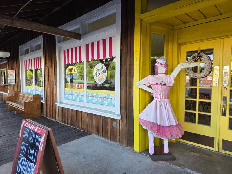 A Colorful Small-Town Stop That Feels Like Stepping Back In Time