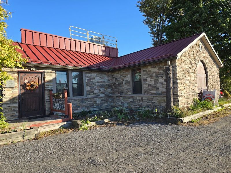 A Country Road Steakhouse That Feels Like a Secret A Country Road Steakhouse That Feels Like a Secret