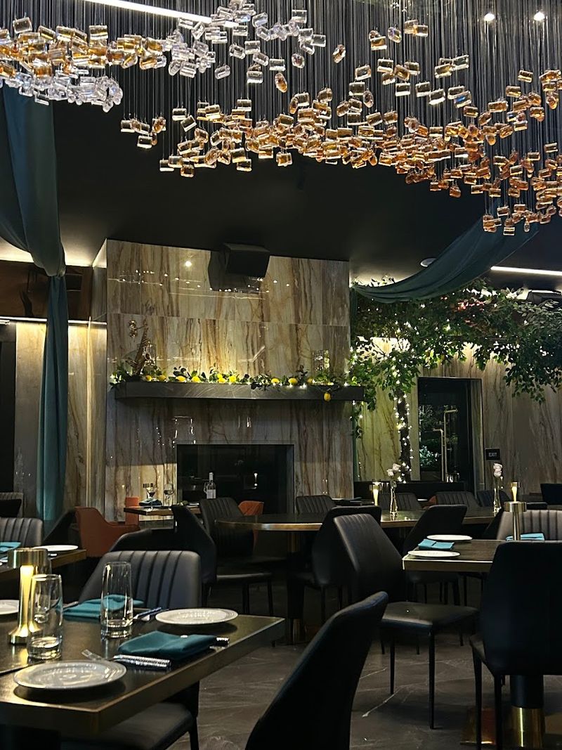 A Dining Room That Stops You Before You Sit Down A Dining Room That Stops You Before You Sit Down